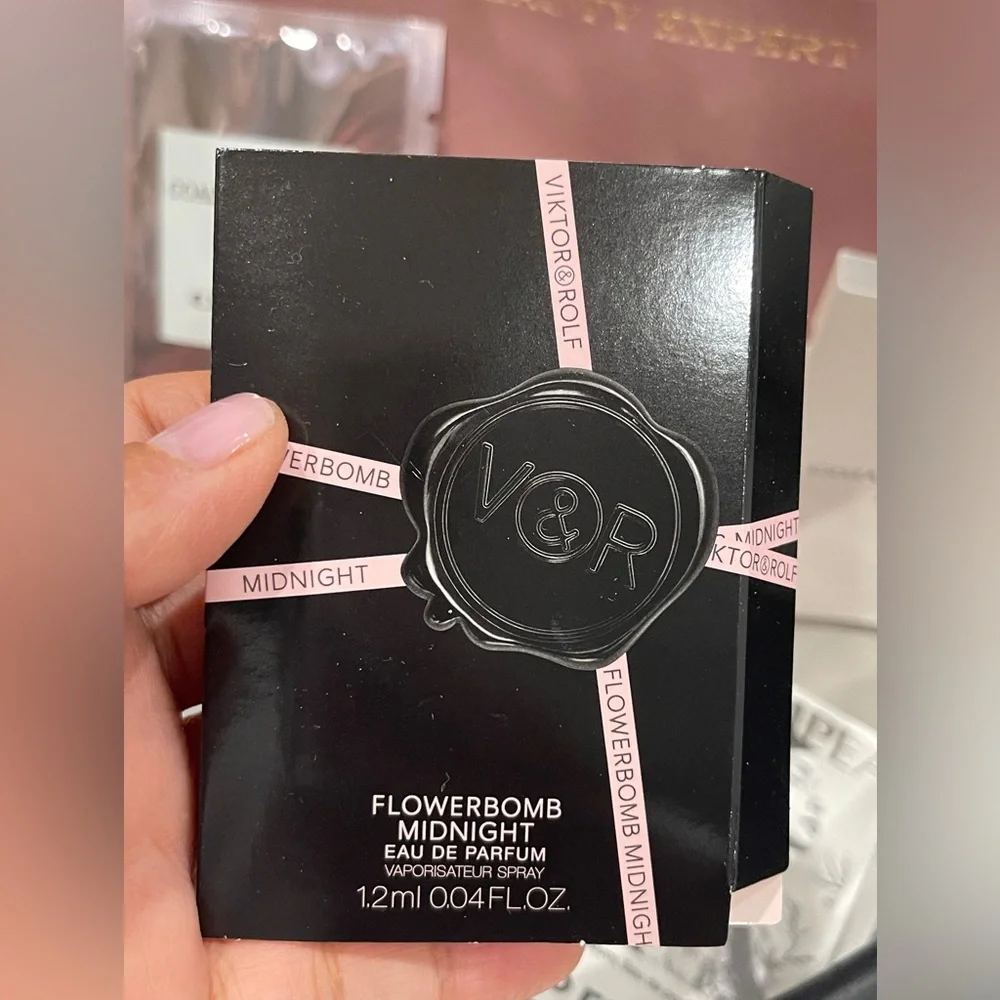 8 Items- Womens Fragrance Liquid Eau de Parfum Samples Size and Beauty Bag NEW - Picture 4 of 9